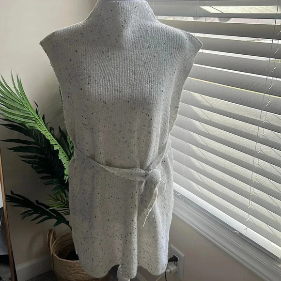 Chloe & Jasmine Poncho Sweater size Large - Picture 1 of 5